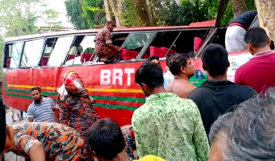 বৈদ্যুতিক খুঁটিতে বিআরটিসি বাসের ধাক্কা, নিহত ২