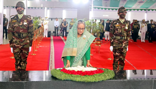 বঙ্গবন্ধুর প্রতিকৃতিতে প্রধানমন্ত্রীর শ্রদ্ধা