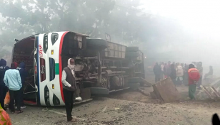 ট্রেনের ধাক্কায় যাত্রীবাহী বাস উল্টে নিহত ১, আহত ২৫