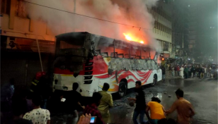 রাজধানীতে চলন্ত বাসে আগুন