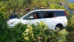 মাইক্রোবাস উল্টে প্রাণ গেল বাবা-মেয়ের