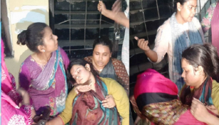 সংবাদ সম্মেলনে ইডেন ছাত্রলীগের মারামারি