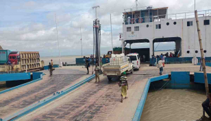 নদী ভাঙনে দৌলতদিয়ায় ফেরি চলাচল বন্ধ