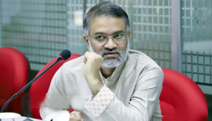 অনুমতি ছাড়া বিডিনিউজ সম্পাদকের বিদেশ যেতে মানা