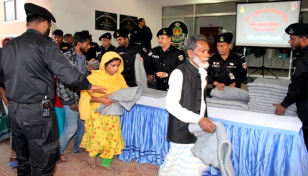 রাজধানীতে দুঃস্থদের মাঝে র‌্যাবের শীতবস্ত্র বিতরণ