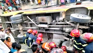 রংপুরে নিয়ন্ত্রণ হারিয়ে বাস খাদে, নিহত ২