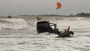 বন্দরে সতর্ক সংকেত, বজ্রবৃষ্টির আভাস