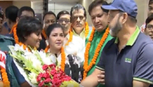 কেক কেটে ও ফুলের মালা দিয়ে চ্যাম্পিয়নদের সংবর্ধনা