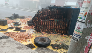 ট্রাক উল্টে নষ্ট ৩৬ হাজার ডিম 