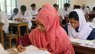 বাড়িতে মায়ের লাশ রেখে পরীক্ষা দিলো শারমিন