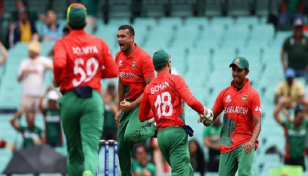 শুরুতেই তাসকিনের আঘাত