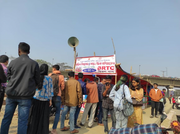 সকাল গাড়িয়ে দুপুর হলেও দেখা নেই মেলার বাসের