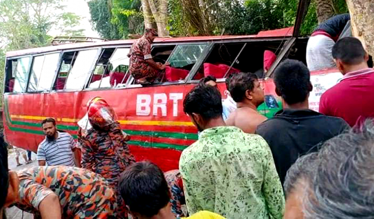 বৈদ্যুতিক খুঁটিতে বিআরটিসি বাসের ধাক্কা, নিহত ২