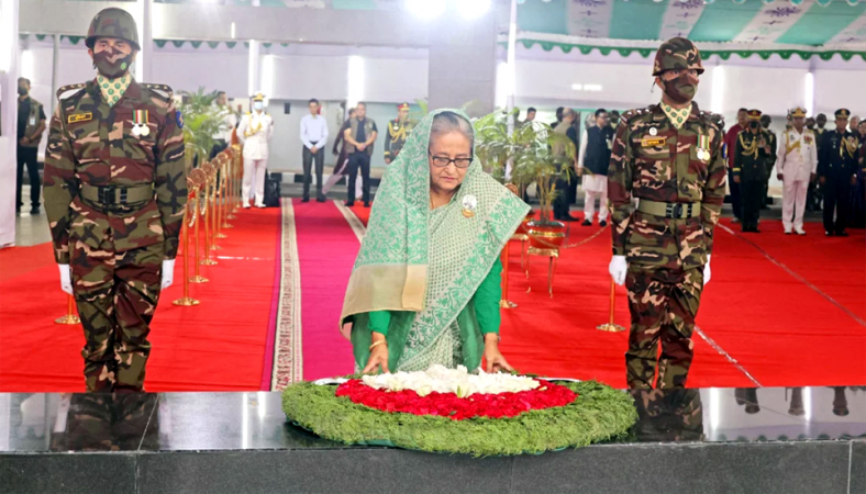 বঙ্গবন্ধুর প্রতিকৃতিতে প্রধানমন্ত্রীর শ্রদ্ধা