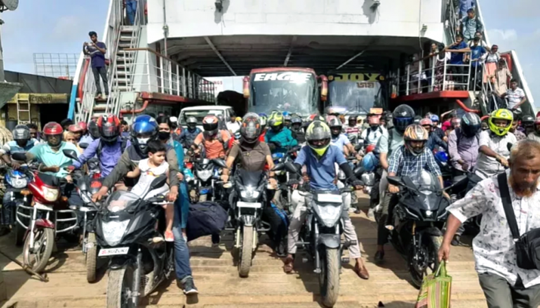 পদ্মায় ফেরিতে মোটরসাইকেল পারাপার শুরু কাল