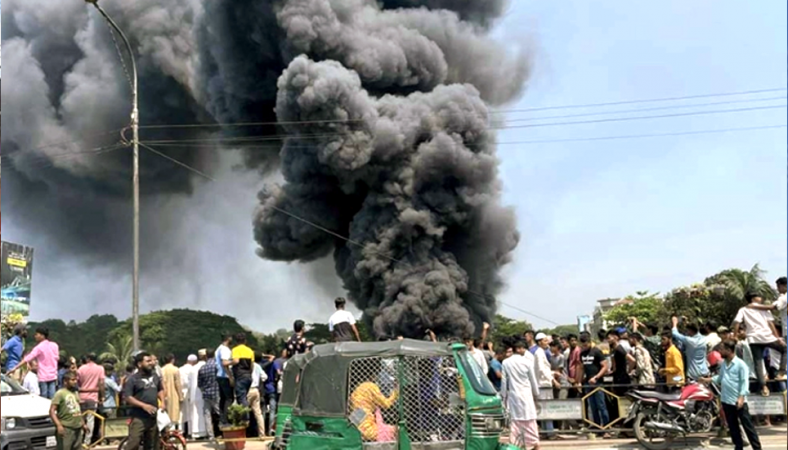 চট্টগ্রামে টায়ার গুদামের আগুন নিয়ন্ত্রণে, ট্রেন চলাচল স্বাভাবিক