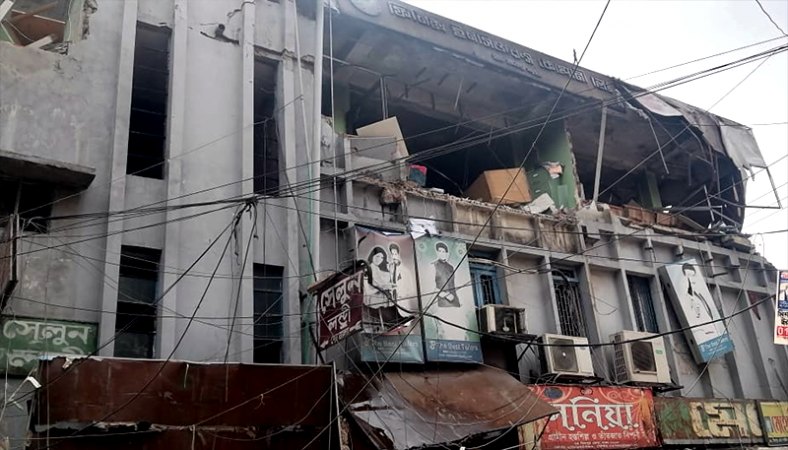 সাইন্সল্যাবে বিস্ফোরণ: ধসে পড়েছে ভবনের দেয়াল, আহত ৬
