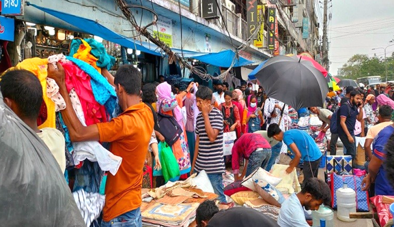 নিউ মার্কেট এলাকায় যান চলাচল স্বাভাবিক, খুলছে দোকানপাট
