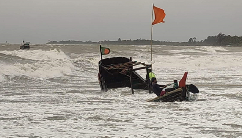 বন্দরে সতর্ক সংকেত, বজ্রবৃষ্টির আভাস