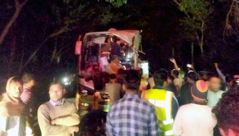 থেমে থাকা ট্রাকে বাসের ধাক্কা, নিহত ৩