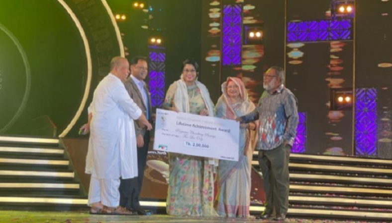আজীবন সম্মাননা পেলেন রেজওয়ানা চৌধুরী বন্যা