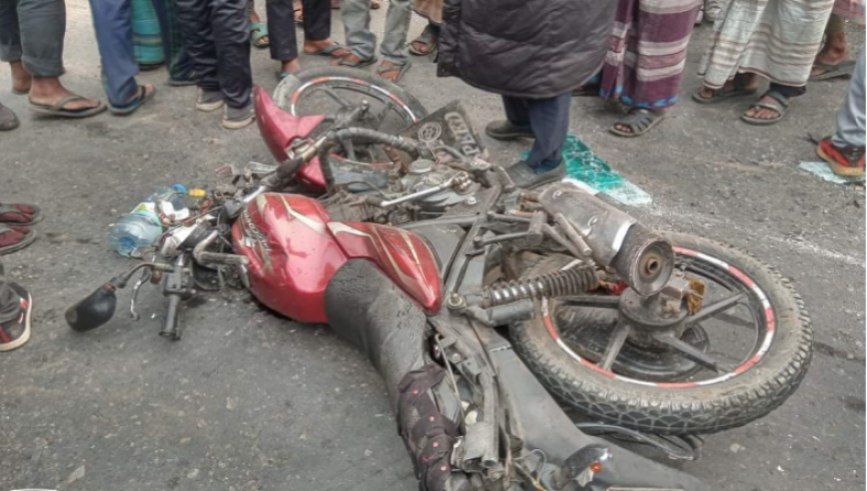 বাস-ট্রাকের মাঝে পড়ে প্রাণ গেল ৩ মোটরসাইকেল আরোহীর