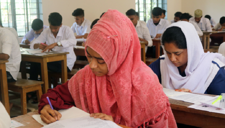 বাড়িতে মায়ের লাশ রেখে পরীক্ষা দিলো শারমিন