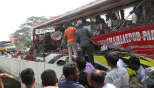 এক্সপ্রেসওয়েতে বাস-ট্রাক সংঘর্ষে নিহত ৬