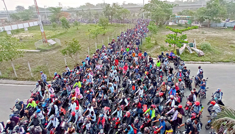 পদ্মা সেতুর মাওয়াপ্রান্ত মোটরসাইকেলের দীর্ঘ জট