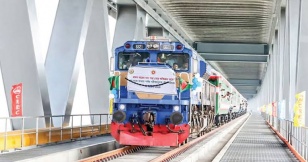 পদ্মা সেতু হয়ে খুলনা থেকে ঢাকায় পৌঁছাল প্রথম যাত্রীবাহী ট্রেন
