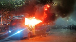 রাজধানীতে ৩ যাত্রীবাহী বাসে আগুন