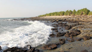 সেন্টমার্টিনে জাহাজ চলাচল বন্ধ, শতাধিক পর্যটক আটকা