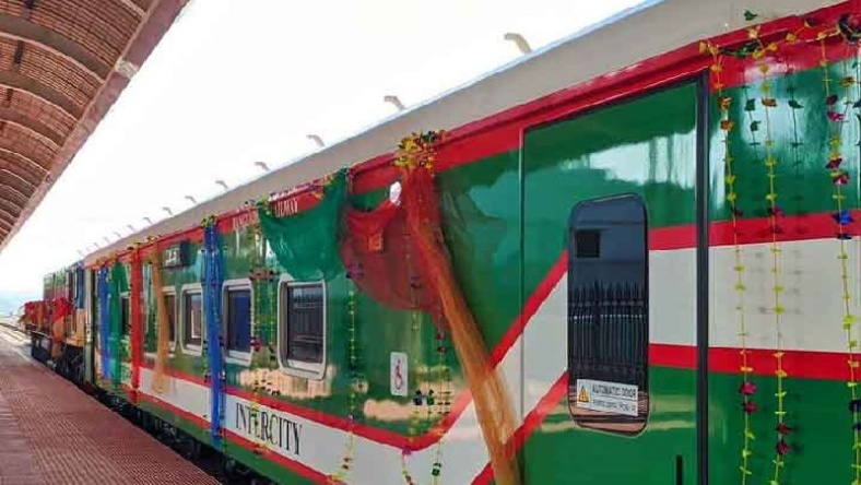 যাত্রী নিয়ে পর্যটন নগরীতে ‘কক্সবাজার এক্সপ্রেস’