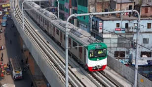 মেট্রোর লাইনে ঘুড়ি আটকা, সিঙ্গেল লাইনে চলছে ট্রেন