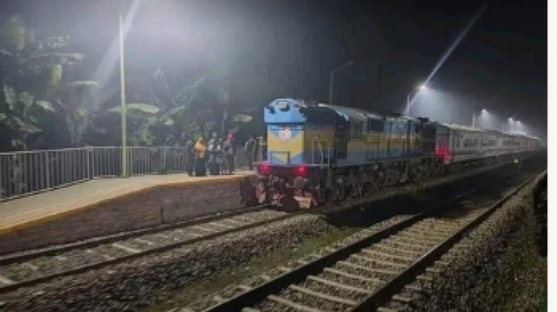 অল্পের জন্য রক্ষা পেল ‘সীমান্ত এক্সপ্রেস’
