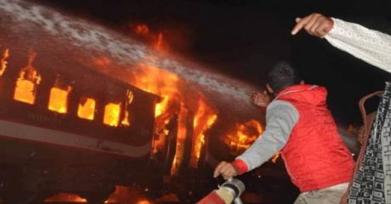 রাজধানীতে বেনাপোল এক্সপ্রেসে ভয়াবহ আগুন, নিহত বেড়ে ৪