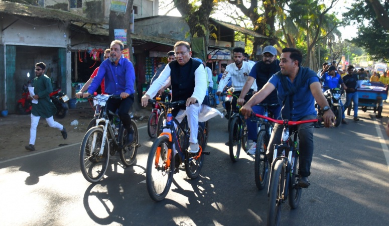 নৌকায় নদী পেরিয়ে সাইকেলে নির্বাচনী প্রচারণা শুরু করলেন হাছান মাহমুদ