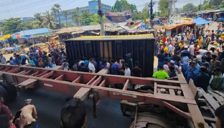 পতেঙ্গায় রিকশার ওপর কন্টেইনার পড়ে নিহত ২