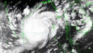 ‘মোখা’ আতঙ্কে সেন্ট মার্টিন ছাড়ছেন স্থানীয় বাসিন্দারা 