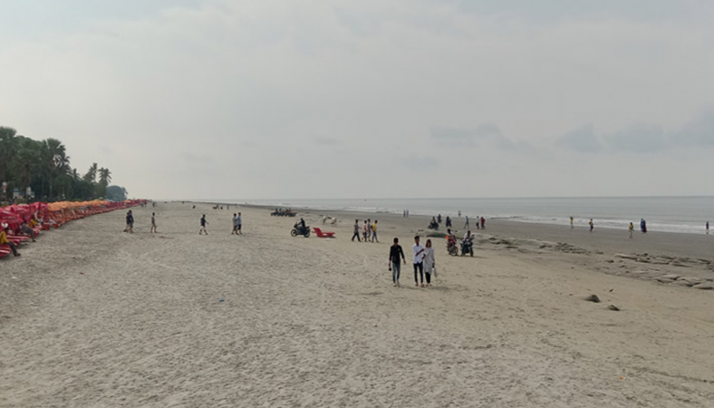 ঘূর্ণিঝড় মোখার কারণে পর্যটক নেই কুয়াকাটায়