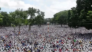 লাখো মুসল্লির উপস্থিতিতে শোলাকিয়ায় ঈদের জামাত 
