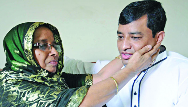 ‘চ্যালেঞ্জ’ নিতে যাচ্ছেন জাহাঙ্গীর, সঙ্গে আছেন মা