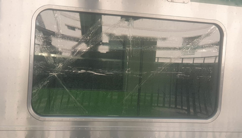 মেট্রোরেলে ঢিল, আনুমানিক ক্ষতি ১০ লাখ টাকা