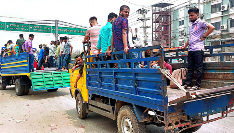 বাস সংকট, ট্রাক-পিকআপই ভরসা 
