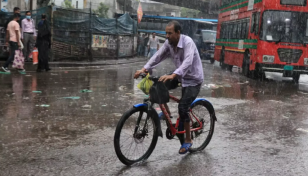 বৃষ্টিতে রাজধানীর যোগাযোগব্যবস্থা ব্যাহত, আরও বৃষ্টির পূর্বাভাস