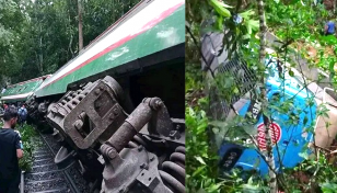 গাছে ধাক্কা দিয়ে ইঞ্জিনসহ ২ বগি লাইচ্যুত, রেল যোগাযোগ বন্ধ