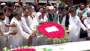 বঙ্গবন্ধুর সমাধিতে গাজীপুরের নতুন মেয়র জায়েদা খাতুনের শ্রদ্ধা