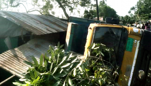 নিয়ন্ত্রণ হারিয়ে বসতঘরে কাভার্ডভ্যান, ঘুমন্ত মা-মেয়ে নিহত