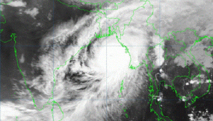 উপকূল অতিক্রম করতে শুরু করেছে ঘূর্ণিঝড় মোখার অগ্রভাগ