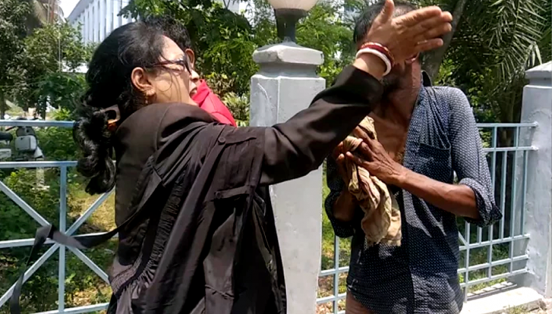 রিকশাচালককে মারধর করা সেই নারী আইনজীবী বরখাস্ত